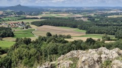 Juli 2025: Blick von der Burgruine Waldeck zum Rauhen Kulm